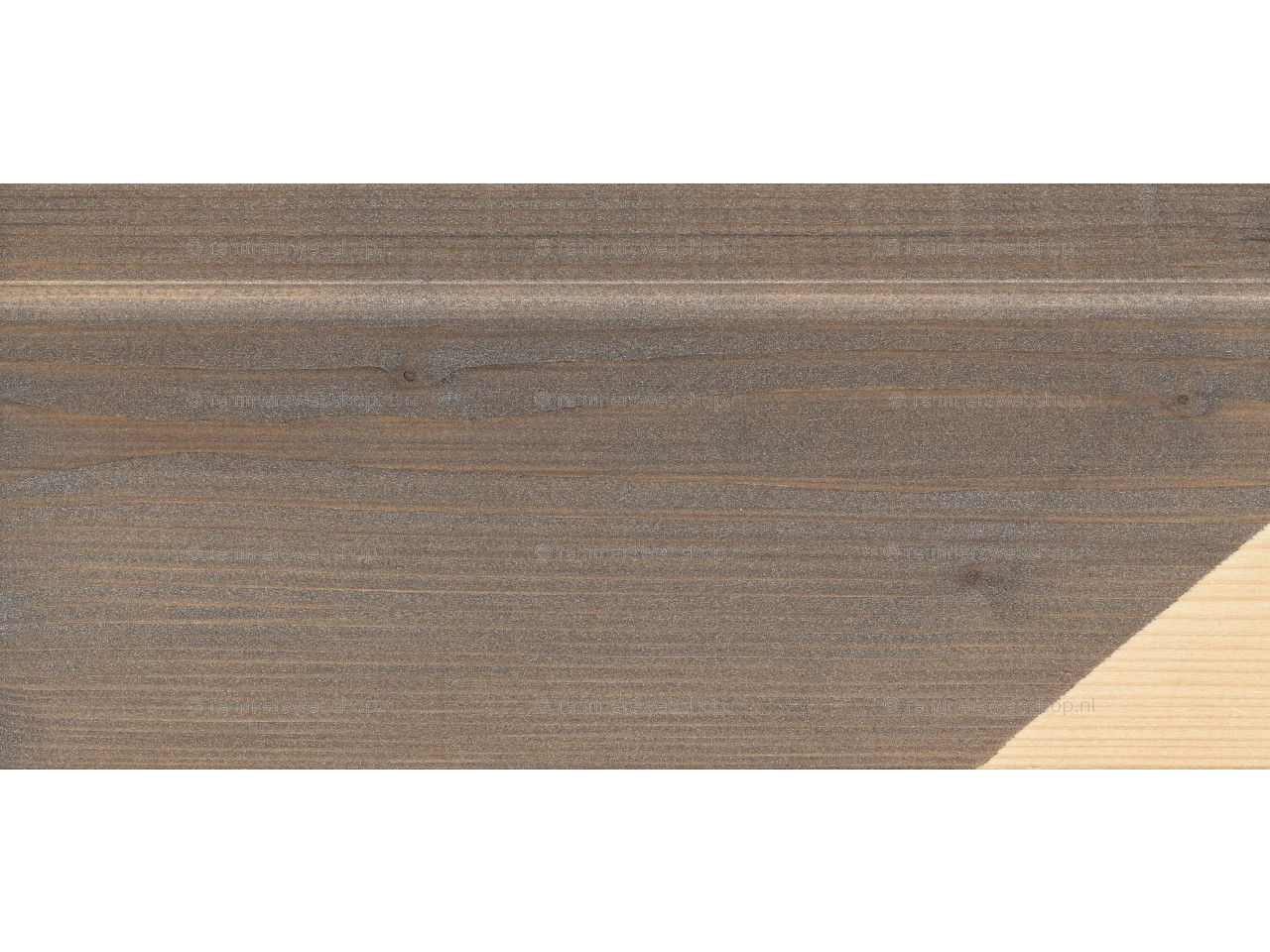 Houten plankje behandeld met Induline LW-717 Grey-Protect in grafietgrijs