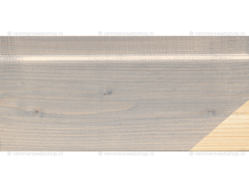 Houten plankje behandeld met Induline LW-717 Grey-Protect in platinagrijs
