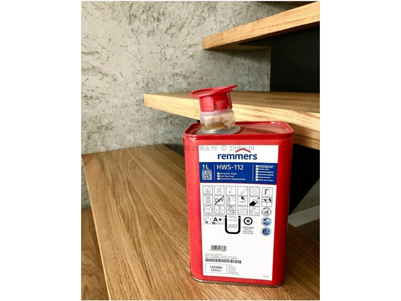Remmers HWS-112 Hardwax Sealer aangebracht op houten trap voor een natuurlijke, matte afwerking en duurzame bescherming tegen slijtage en krassen.