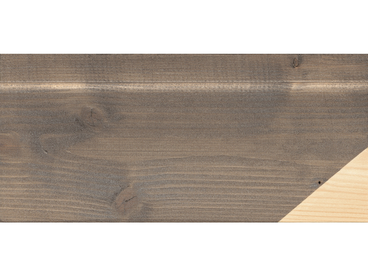 Houten plankje behandeld met Induline LW-717 Grey-Protect in kwartsgrijs