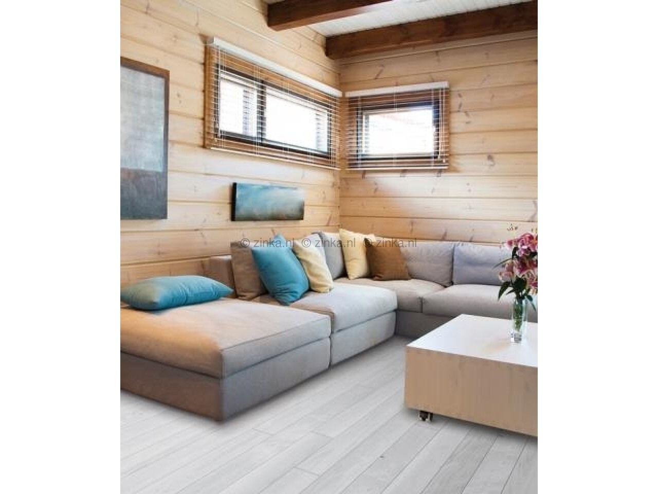 Interieur dat behandeld is met Remmers Interieur-Beits in Antiekgrijs voor een tijdloze en elegante look.