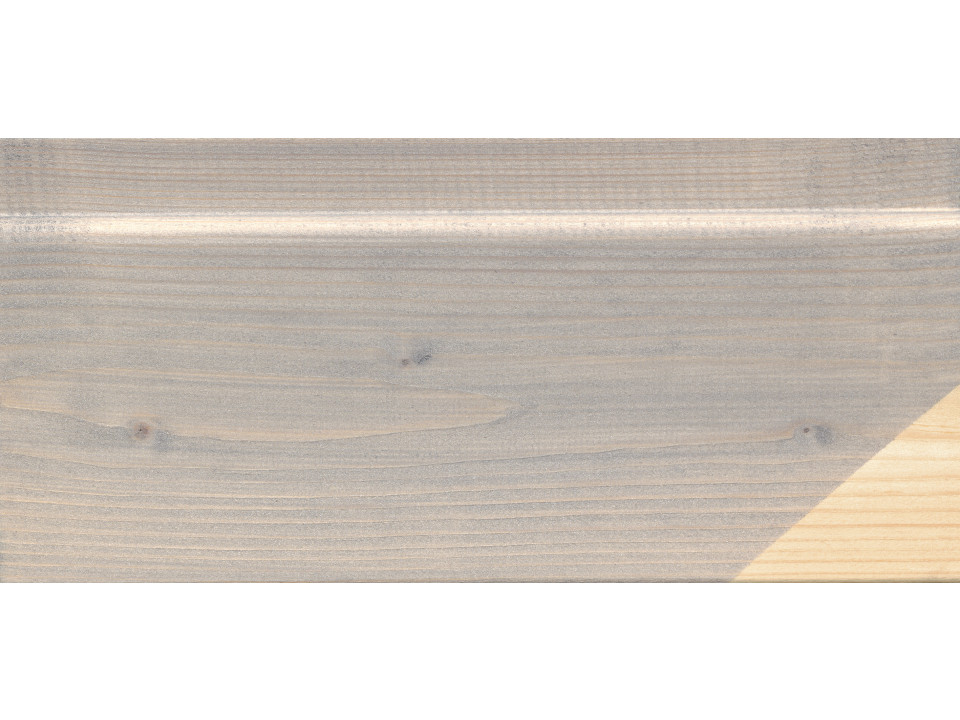 Houten plankje behandeld met Induline LW-717 Grey-Protect in platinagrijs