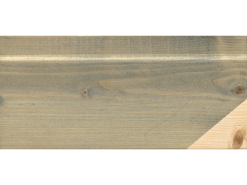 Houten plankje behandeld met Induline LW-717 Grey-Protect in rietgrijs
