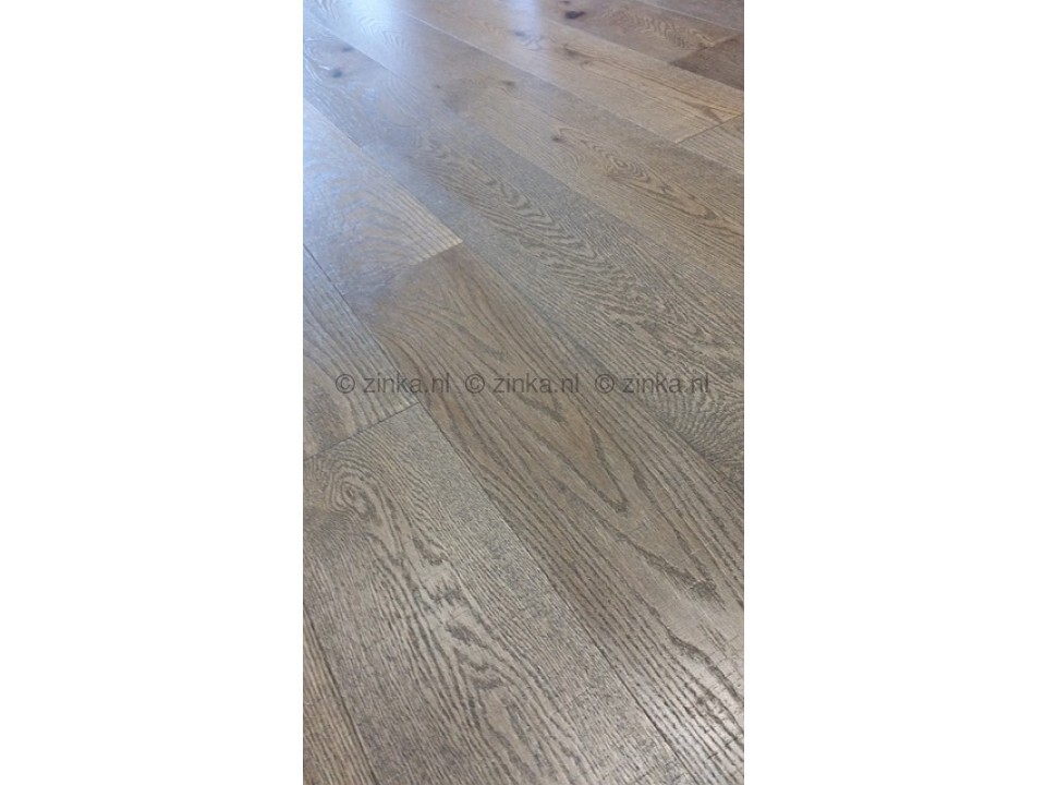 Trappen- en Parketlak Zijdemat aangebracht op een houten vloer voor een matte en beschermende afwerking.