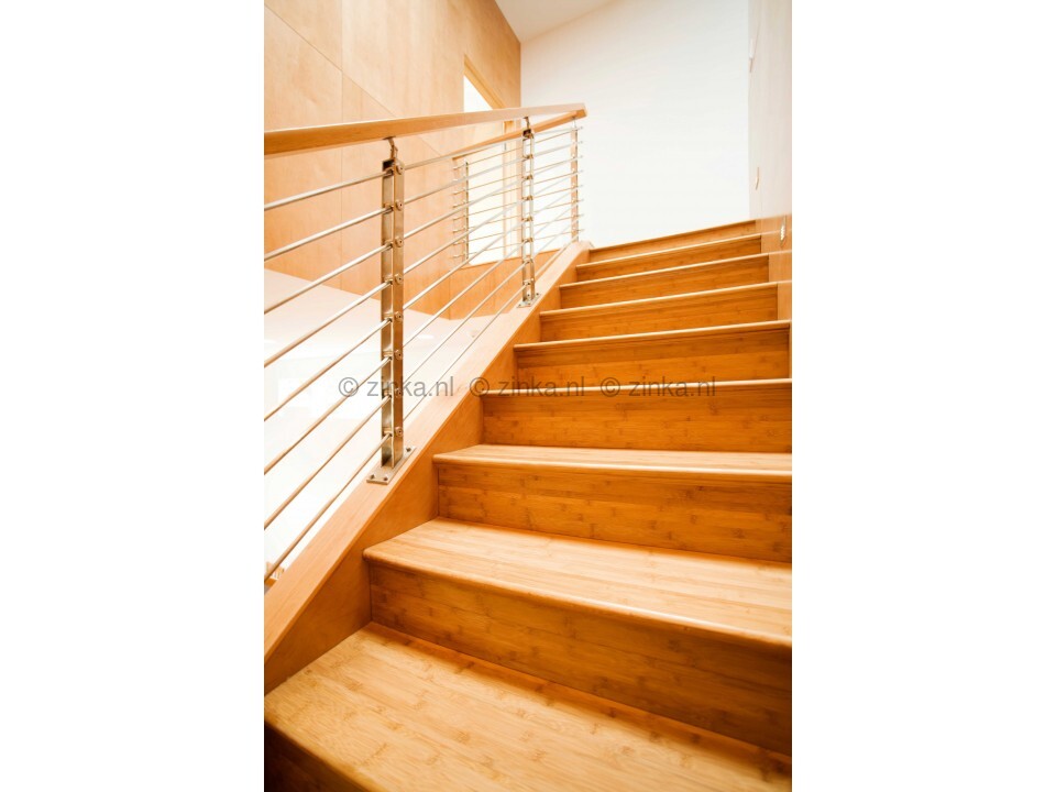 Houten trap met een nieuwe laag Trappen- en Parketlak zijdemat, klaar voor bescherming en onderhoud.