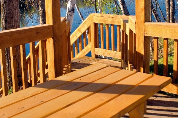 Hout, zoals een veranda, behandelen met beits