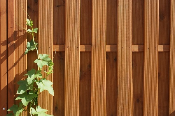 Hout, zoals een schutting, behandelen met olie
