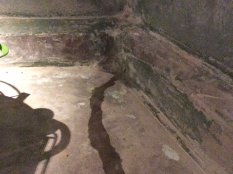 Een vochtige kelder kan zorgen voor scheuren in de keldervloer. Een vochtige kelder kan zorgen voor scheuren in de keldervloer.