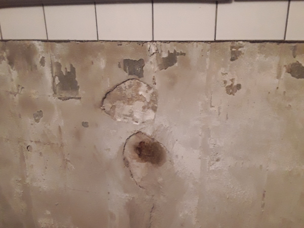 Dat uw kelder vochtig is, kunt u zien aan de vochtplekken op de kelderwand. Dat uw kelder vochtig is, kunt u zien aan de vochtplekken op de kelderwand.