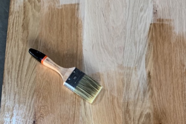 Met de kleurloze variant van Remmers Werkbladolie wordt het hout donkerder en geler Met de kleurloze variant van Remmers Werkbladolie wordt het hout donkerder en geler